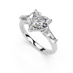 Anillo de compromiso con diamantes cultivados en laboratorio con detalle de baguette y corte de corazón