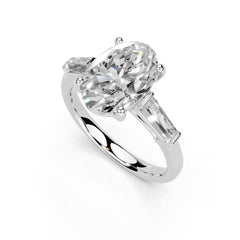 Anillo de compromiso con diamantes cultivados en laboratorio con detalle de baguette de talla ovalada