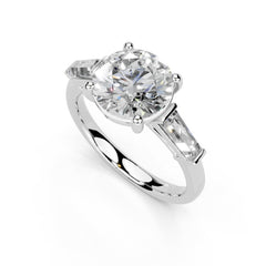 Anillo de compromiso con diamantes cultivados en laboratorio con detalles en talla baguette y corte redondo