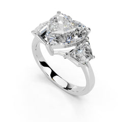 Anillo de compromiso con diamantes cultivados en laboratorio con detalle de baguette y corte de corazón