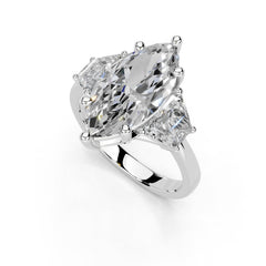 Anillo de compromiso con diamantes cultivados en laboratorio con detalle de talla baguette y talla marquesa