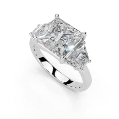 Anillo de compromiso con diamantes cultivados en laboratorio con detalle de talla princesa y baguette