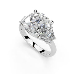 Anillo de compromiso con diamantes cultivados en laboratorio con detalles en talla baguette y corte redondo