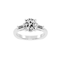 Anillo de compromiso con diamantes cultivados en laboratorio con detalle de talla baguette y corte cojín