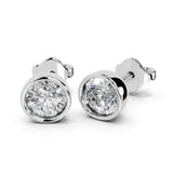 Pendientes de diamantes cultivados en laboratorio de talla redonda con engaste en bisel