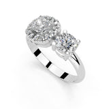 Anillo de compromiso con diamantes cultivados en laboratorio de dos piedras con corte de cojín