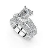 Anillo de compromiso con diamantes cultivados en laboratorio, doble fila de pavé y puntas de garra de talla esmeralda