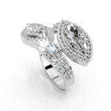 Anillo de compromiso con diamantes cultivados en laboratorio de talla marquesa
