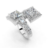 Anillo de compromiso con diamantes cultivados en laboratorio de talla princesa