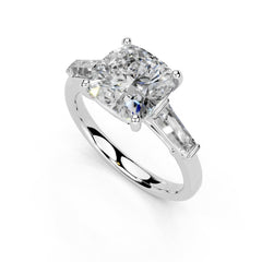 Anillo de compromiso con diamantes cultivados en laboratorio con detalle de talla baguette y corte cojín