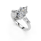 Anillo de compromiso con diamantes cultivados en laboratorio con detalle de talla baguette y talla marquesa