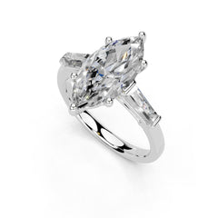 Anillo de compromiso con diamantes cultivados en laboratorio con detalle de talla baguette y talla marquesa