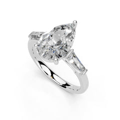 Anillo de compromiso con diamantes cultivados en laboratorio con corte de pera y detalle de baguette