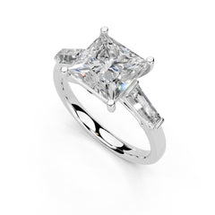 Anillo de compromiso con diamantes cultivados en laboratorio con detalle de talla princesa y baguette