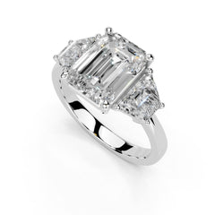 Anillo de compromiso con diamantes cultivados en laboratorio con detalle de talla baguette y corte esmeralda