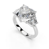 Anillo de compromiso con diamantes cultivados en laboratorio con detalle de baguette y corte de corazón