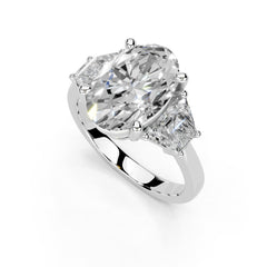 Anillo de compromiso con diamantes cultivados en laboratorio con detalle de baguette de talla ovalada
