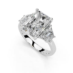 Anillo de compromiso con diamantes cultivados en laboratorio con detalle de baguette y talla radiante