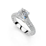 Anillo de compromiso con diamantes cultivados en laboratorio de doble pavé con piedras ocultas y talla cojín