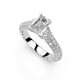 Anillo de compromiso con diamantes cultivados en laboratorio con doble pavé de piedras ocultas y corte esmeralda