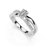Anillo de compromiso con diamantes cultivados en laboratorio con corte esmeralda y caña dividida, con piedras laterales