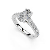Anillo de compromiso con diamantes cultivados en laboratorio y corte ovalado con puntas en forma de garra 