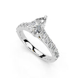 Anillo de compromiso con diamantes cultivados en laboratorio y garras de corte en forma de pera