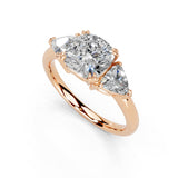 Anillo de compromiso con diamantes cultivados en laboratorio de tres piedras con corte de cojín y piedras laterales de un billón