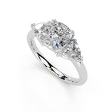 Anillo de compromiso con diamantes cultivados en laboratorio de tres piedras con corte de cojín y piedras laterales de un billón