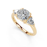 Anillo de compromiso con diamantes cultivados en laboratorio de tres piedras con corte de cojín y piedras laterales de un billón