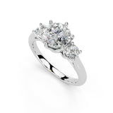 Anillo de compromiso con diamantes cultivados en laboratorio de corte redondo de seis puntas y tres piedras con piedras laterales redondas
