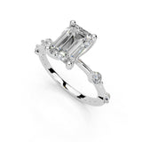 Anillo de compromiso con diamante cultivado en laboratorio de talla esmeralda y solitario con piedras laterales mínimas