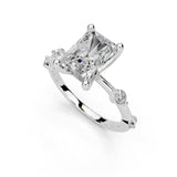 Anillo de compromiso con diamantes cultivados en laboratorio y corte solitario radiante con piedras laterales mínimas