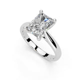 Anillo de compromiso con diamante cultivado en laboratorio con solitario de puntas cuadradas y corte radiante (2,6 mm de ancho)