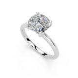 Anillo de compromiso con diamante cultivado en laboratorio con corte de cojín y borde de cuchillo (ancho de 2 mm)