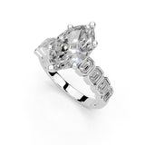 Anillo de compromiso con diamantes cultivados en laboratorio de talla marquesa y piedras laterales de color esmeralda