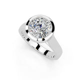 Anillo de compromiso con diamantes cultivados en laboratorio y engaste de bisel de talla redonda