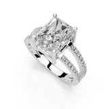 Anillo de compromiso con diamantes cultivados en laboratorio de corte radiante y caña dividida con engaste pavé