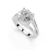 Anillo de compromiso con diamantes cultivados en laboratorio y con vástago dividido