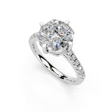 Anillo de compromiso con diamantes cultivados en laboratorio pavé, piedra central con forma de cojín y engaste de halo oculto