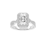 Anillo de compromiso con diamantes cultivados en laboratorio de corte radiante y halo con engaste pavé retorcido