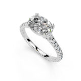 Anillo de compromiso con diamantes cultivados en laboratorio de corte ovalado y pavé de cuatro puntas