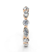 Alianza de eternidad con diamantes cultivados en laboratorio de talla redonda