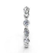 Alianza de eternidad con diamantes cultivados en laboratorio de talla redonda