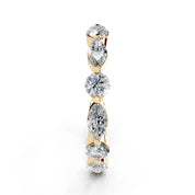 Alianza de eternidad con diamantes cultivados en laboratorio de talla redonda