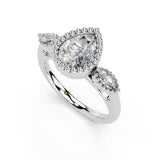 Anillo de compromiso de tres diamantes cultivados en laboratorio con piedra central de talla pera y piedras laterales de talla marquesa