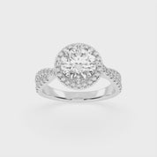 Anillo de compromiso con diamantes cultivados en laboratorio de talla redonda y halo con engaste pavé retorcido