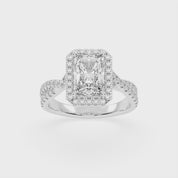 Anillo de compromiso con diamantes cultivados en laboratorio de corte radiante y halo con engaste pavé retorcido