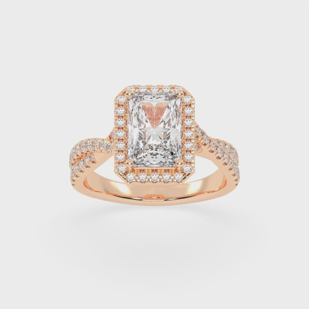 Anillo de compromiso con diamantes cultivados en laboratorio de corte radiante y halo con engaste pavé retorcido