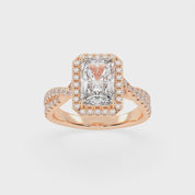 Anillo de compromiso con diamantes cultivados en laboratorio de corte radiante y halo con engaste pavé retorcido